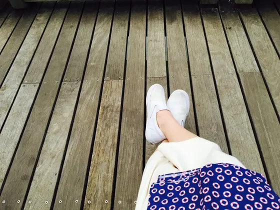 ベンチでくつろぐ