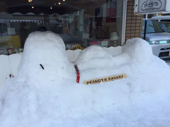 お店の前には特大スヌーピー