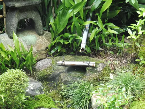 勾玉の手水鉢