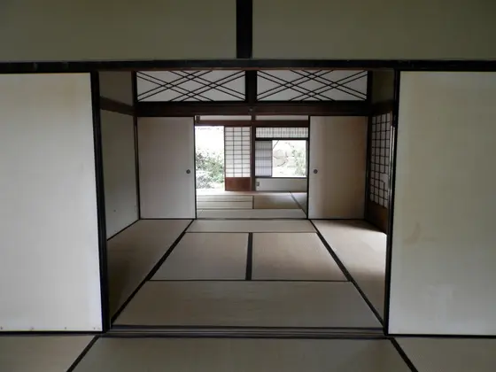 邸内