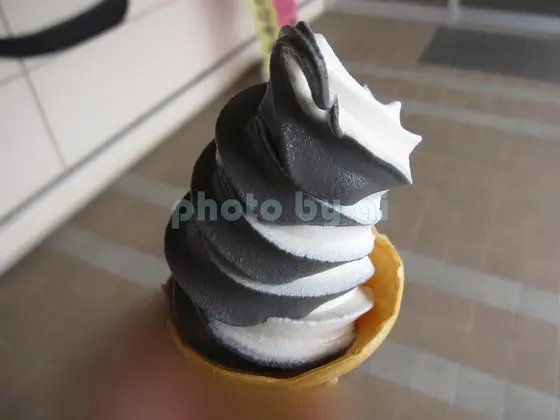 竹炭のソフトクリーム