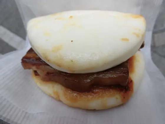 龍苑で、角煮バーガー
