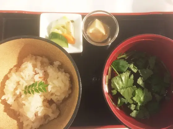 〆の梅と山椒の炊き込み御飯