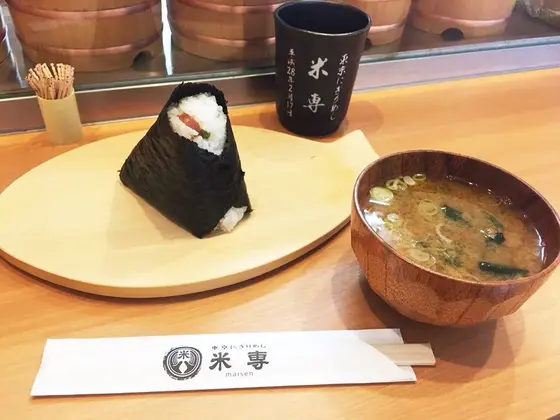 メバチマグロ腹ツンおにぎりとお味噌汁