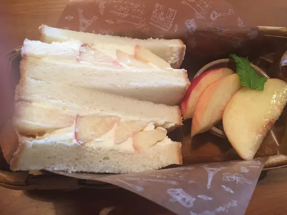 桃サンド。生クリームの甘さ控え目で意外とさっぱりいただけます
