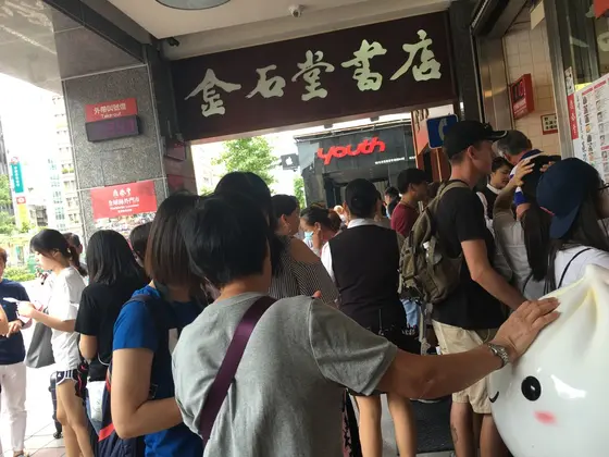 お店の前の混雑が人気を表す