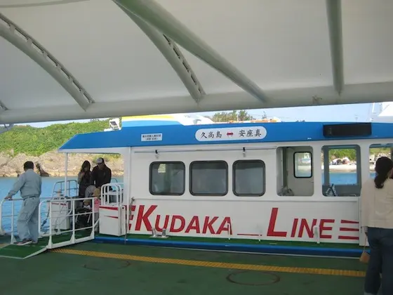 島へはフェリーで。