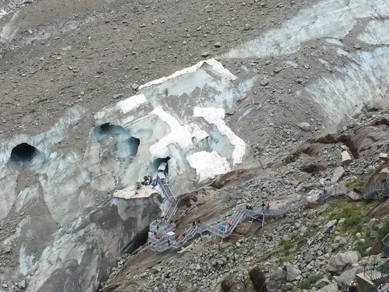 氷河のトンネル