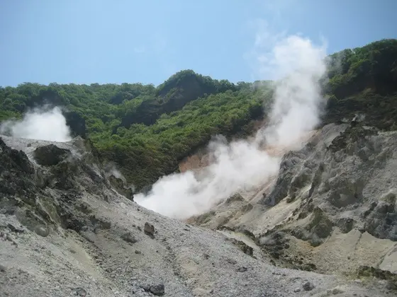 硫黄の臭いが。