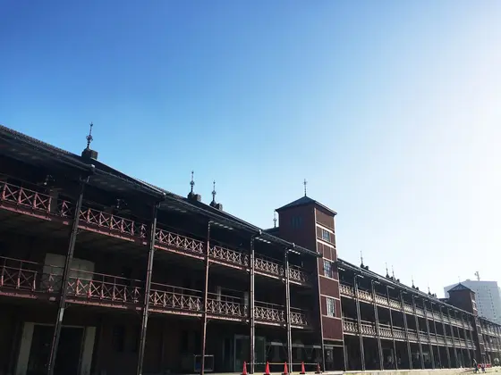 横はレトロな赤レンガ