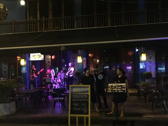 夜はライブをしているbarがたっくさん。