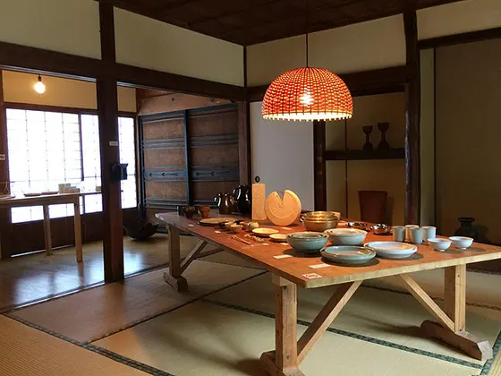 国内外の工芸品・雑貨などを展示＆販売