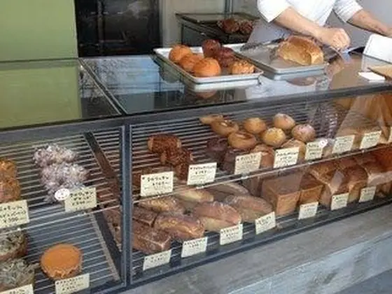 店頭にカウンターがあるだけの小さなお店🍞