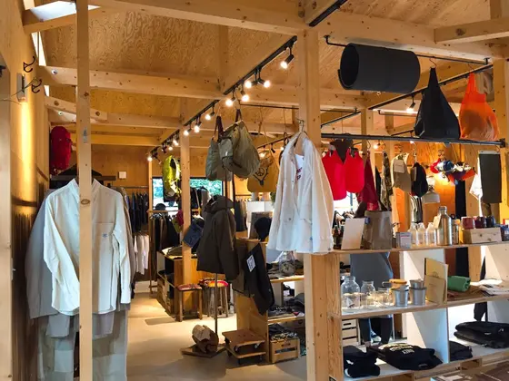 洋服から小物までセレクトされた品々