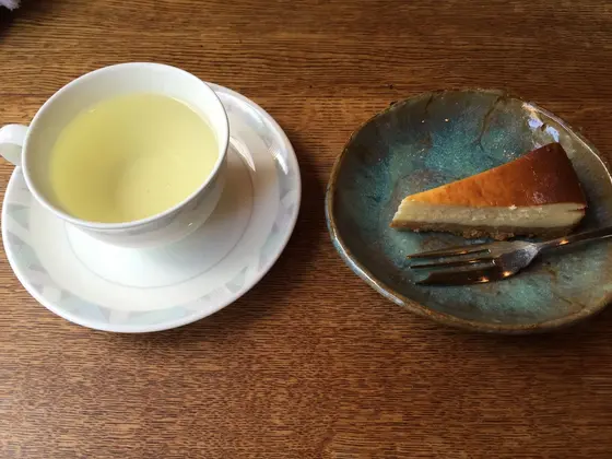 チーズケーキと貴重なお茶