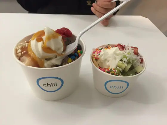 おすすめはプレーンのフローズンヨーグルトにトッピングすること！
