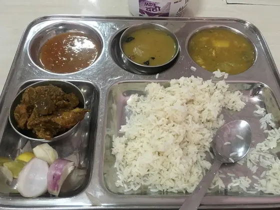 街中の食堂