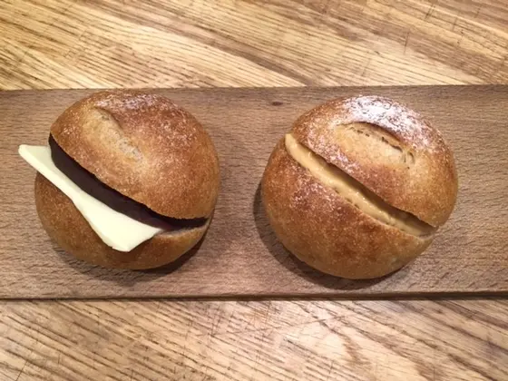 シンボルパン：十勝小豆と有塩バターの全粒まるパン