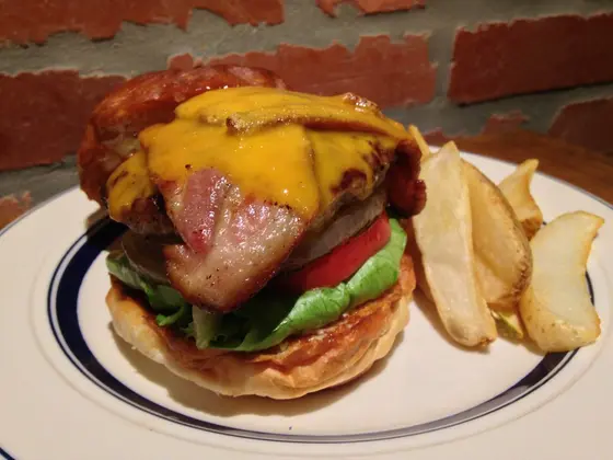 シンボル商品：ベーコンチーズバーガー