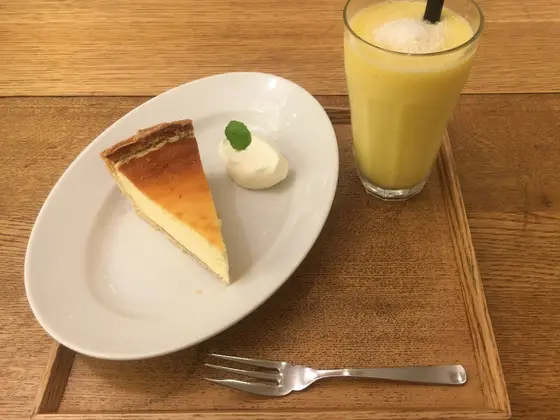 チーズケーキとイエロースムージー