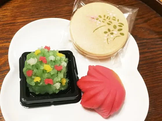 赤いもみじが目を引きますね、