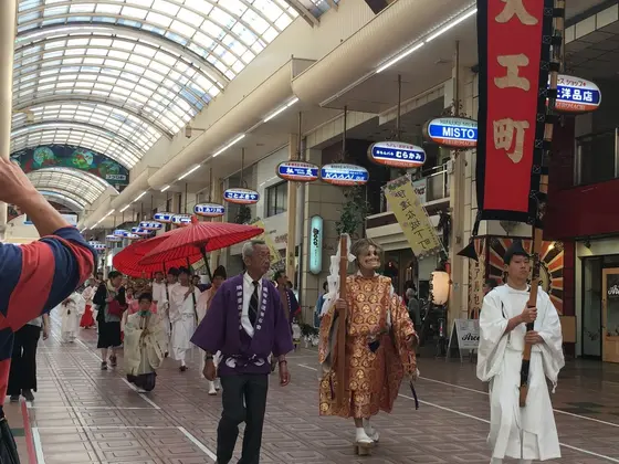 天狗と巫女さんたちの一行