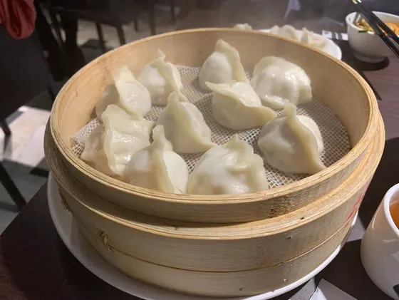 鮮蝦蒸餃(蒸しエビ餃子) ： 180元