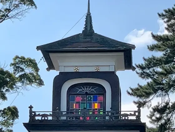 神門の上にはステンドグラス