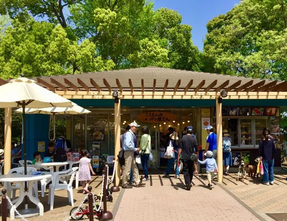 コンビニのようの品揃え充実した売店