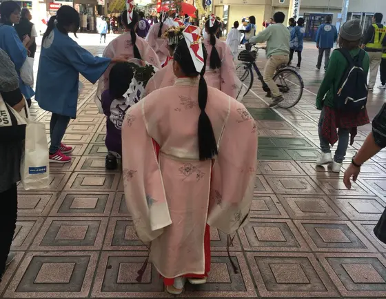 こういうヘアスタイルは初めて見ました