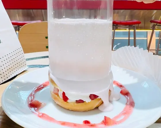 シートを上へ持ち上げると、クリームが流れる仕組み