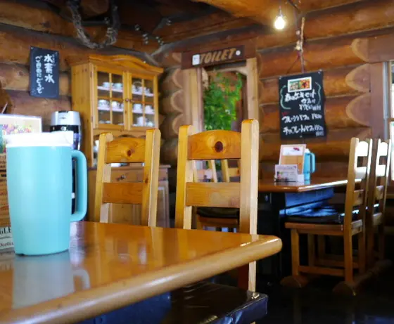 ログハウス風の店内