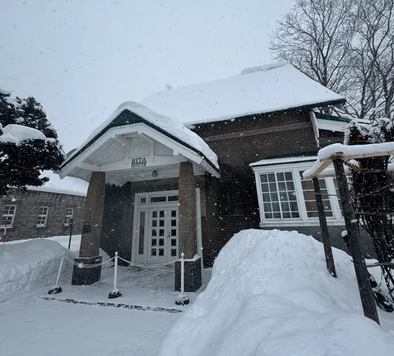 広い敷地内には歴史のある建物が並びます