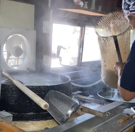 目の前で茹でられるうどんが食欲をそそります！