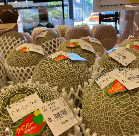 季節のおいしいものがお手頃価格で売られていますよ