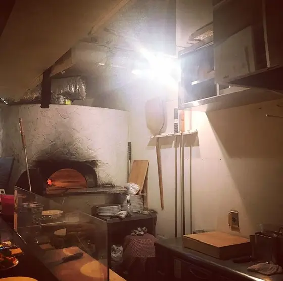 カウンター席から窯が見れます!