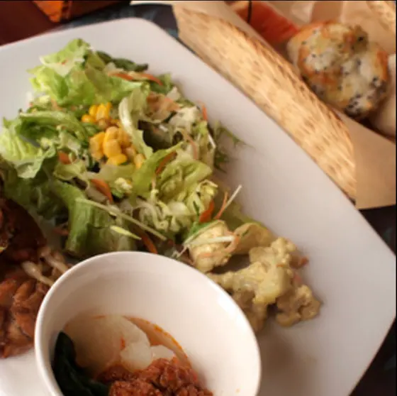 ランチは焼きたてパンが食べ放題。