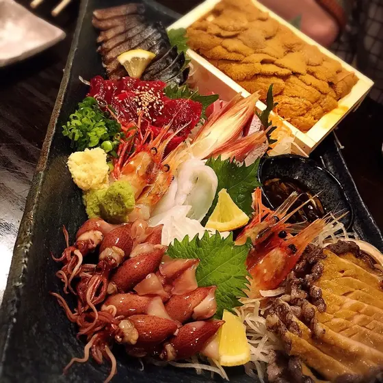 コースウニの箱入お刺身。ホタルイカ、アワビ、生タコ、シマエビ、名物！炙りしめ鯖、ナガスクジラ