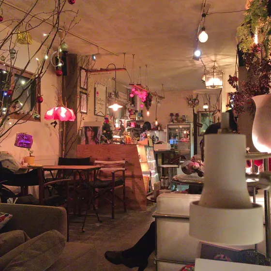 隠れ家のような店内
