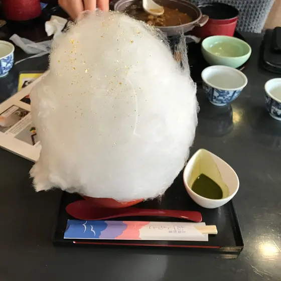 金箔がのっている抹茶ぜんざい