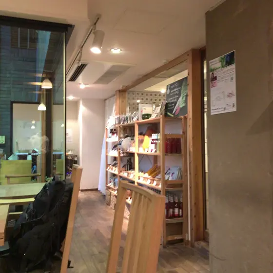 店内で食材などが買えます