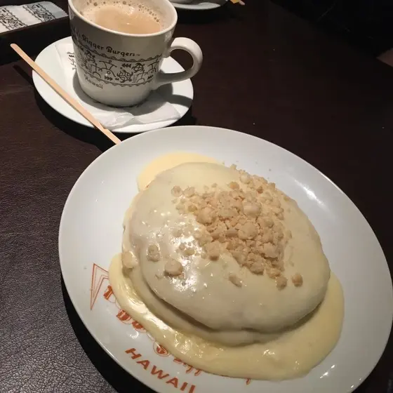 マカダミアナッツソースパンケーキ をカフェオレとともに。