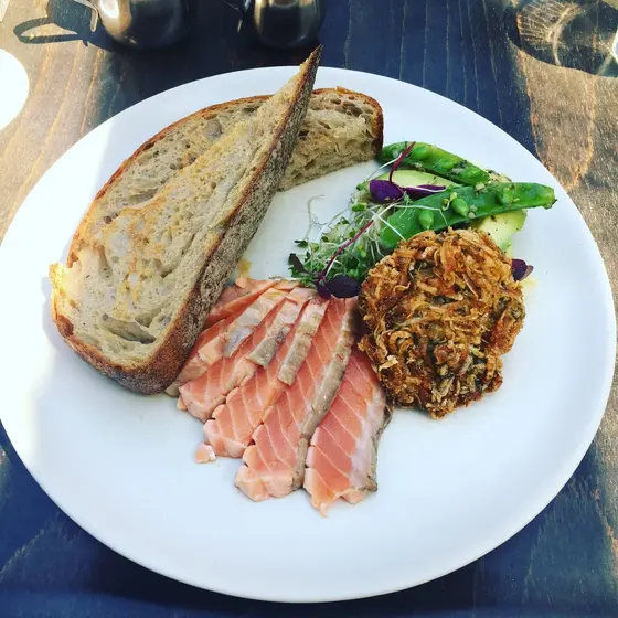 サーモンのレアステーキ