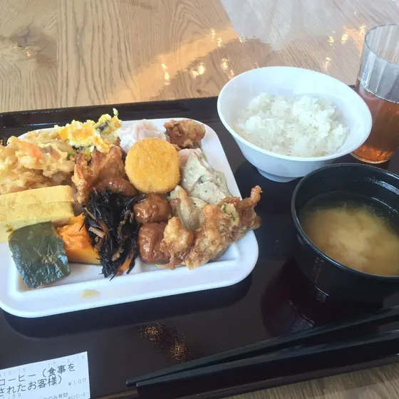 盛り放題で600円のお昼ごはん