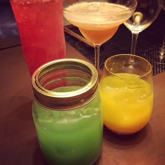 カラフルなカクテル