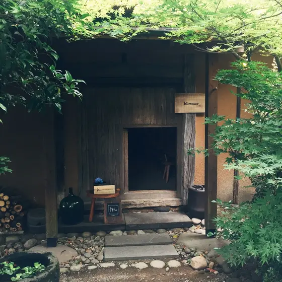 からぶき屋根の建物。