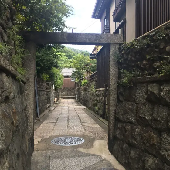 細い路地を抜けると、、、
