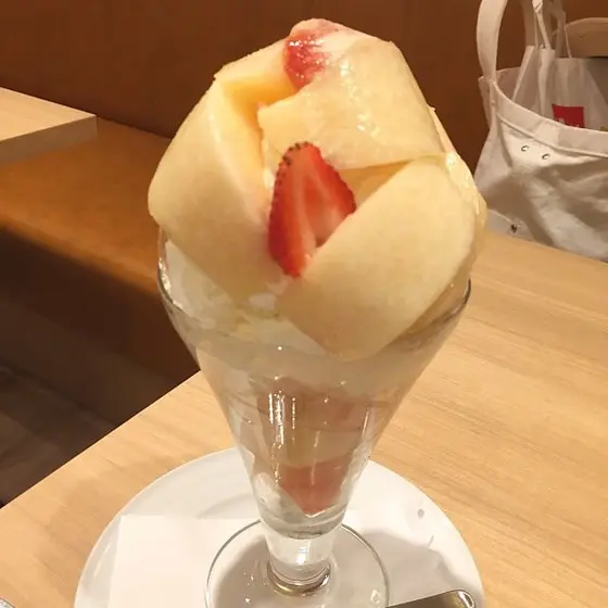 ●季節のパフェ(桃) ¥1944