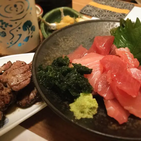 マグロのぶつ切り、牛たん
