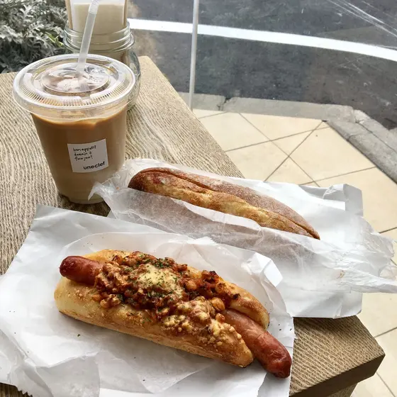 ソーセージとレンズ豆&栗とカシスのミルクバー